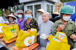 Ni trưởng Thích nữ Từ Nhẫn trao quà đến những gia đình khó khăn