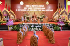 Chư Ni thực hiện nghi thức dâng lục phẩm cúng dường