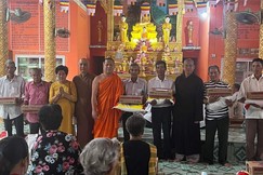 Trà Vinh: Chùa Bãi Xào Giữa tặng quà đến bà con dân tộc Khmer khó khăn nhân lễ Sene Đônta