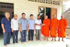 Trà Vinh: Hội Đoàn kết Sư sãi yêu nước tỉnh hỗ trợ tiền xây nhà tình thương