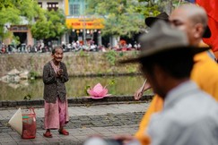 Về bức ảnh cụ già đón Phật lay động cộng đồng