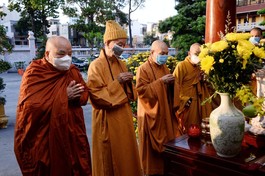 Thắp hương cầu nguyện đầu năm tại Việt Nam Quốc Tự