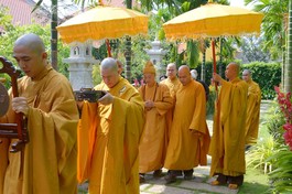 Cung nghinh Trưởng lão Hòa thượng Đệ nhất Phó Pháp chủ Hội đồng Chứng minh GHPGVN quang lâm - Ảnh: Bảo Toàn