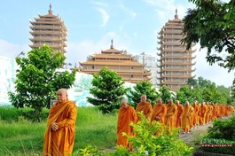 Hòa thượng Thích Giác Toàn cùng chư vị giáo phẩm hệ phái Khất sĩ - Ảnh: BGN