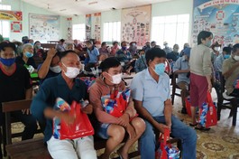 Thăm và tặng quà bệnh nhân phong Bến Sắn