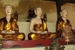 Tổ sư Pháp Loa, Phật hoàng Trần Nhân Tông, Tổ sư Huyền Quang (từ phải)
