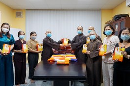 Trao cờ đến các điểm phân phối