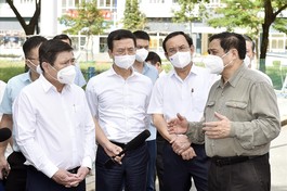 Thủ tướng Phạm Minh Chính kiểm tra và chỉ đạo công tác phòng, chống dịch Covid-19 tại TP.HCM hôm 26-6 - Ảnh: VGP/Nhật Bắc