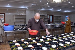 Chư tôn đức chuẩn bị các suất cơm chay tại chùa Vĩnh Nghiêm