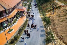 Con đường độc đạo và Tăng Ni sinh viên nội trú phải đi qua sát các tòa nhà dự tính sử dụng làm cách ly y tế tập trung liên quan tới Covid-19 cho 300-400 công dân