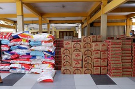 Nhu yếu phẩm được tập kết tại chùa Vĩnh Nghiêm (quận 3, TP.HCM) để trao đến bà con