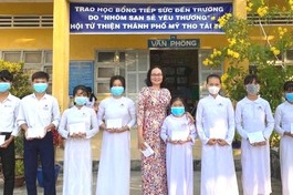 Học sinh Trường THCS Võ Văn Dánh nhận học bổng do tổ San Sẻ Yêu Thương tài trợ