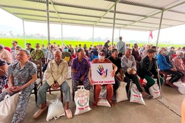 Chùa Diệu Linh trao 100 suất quà cho người mù nghèo