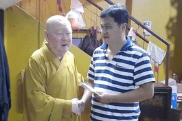 Chùa Liên Hoa bàn giao tiền ủng hộ thân nhân vụ hỏa hoạn thương tâm tại quận 11