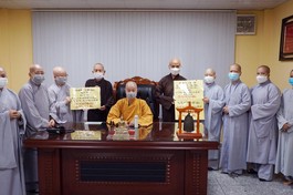 Chư Ni Phân ban Ni giới Phật giáo TP.HCM trao cúng dường, ủng hộ chư Tăng Phật giáo và nhân dân Ấn Độ