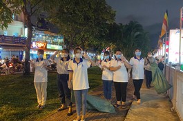 Các bạn trẻ tình nguyện viên nhặt rác trên kênh Nhiêu Lộc, đoạn trước Quan Âm tu viện
