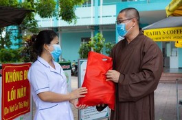 Quỹ Đến Từ Trái Tim của cựu Tăng Ni sinh Khóa V Học viện Phật giáo Việt Nam TP.HCM tiếp sức người dân chống dịch Covid-19