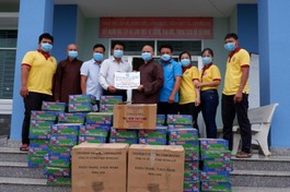 Đại đức Thích Lệ Ngôn chia sẻ quà đến những gia đình đang cách ly phòng dịch Covid-91
