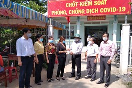 Nhiều hộ dân tặng tiền, quà đến các chốt kiểm soát phòng, chống dịch covid-19