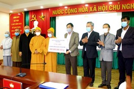 Ban Trị sự GHPGVN tỉnh Lâm Đồng trao số tiền 500 triệu đồng đến Ủy ban MTTQVN tỉnh