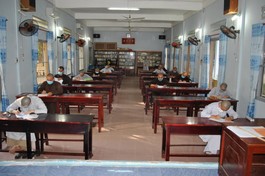 Ban Giám hiệu Trường Trung cấp Phật học tỉnh Ninh Thuận tổ chức thi tốt nghiệp cho Tăng Ni sinh khóa VIII