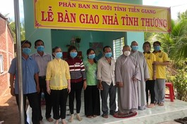 Phân ban Ni giới Phật giáo tỉnh Tiền Giang bàn giao 2 căn nhà tình thương