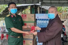 Chùa Phước Hưng tiếp tục trao tặng nhu yếu phẩm các chốt kiểm dịch