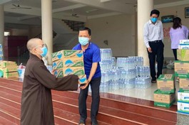 Hội Pháp Hoa Ấn Quang trao tặng 300 phần quà đến bà con khó khăn