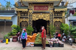 Chùa Vạn Liên trao quà đến các khu cách ly, gia đình khó khăn do Covid-19