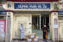 Hòa thượng Thích Thiện Hòa trao cúng dường của chùa Viên Giác đến chư Ni chùa Quang Minh