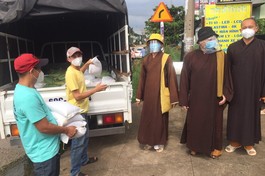 Ban Trị sự GHPGVN huyện Long Thành kết hợp các đơn vị tặng quà đến gia đình khó khăn