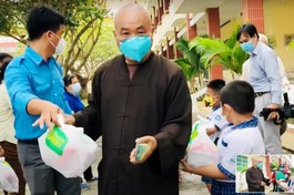 Trao 100 phần quà đến học sinh khó khăn huyện Cần Đước