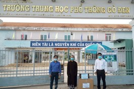Câu lạc bộ Cỏ Bốn Lá trao tặng khẩu trang, kính chống giọt bắn đến học sinh