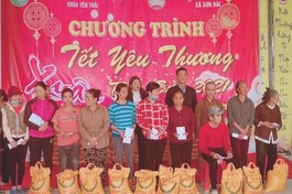 Bà con nghèo nhận quà tết tại chùa Yên Thái