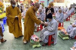 Chư Ni ngoại viện Thường Chiếu nhận quà Tết