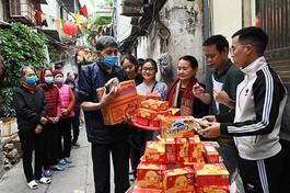 Câu Lạc bộ Thanh thiếu niên Phật tử chùa Quán Sứ tặng quà đến bệnh nhân thận