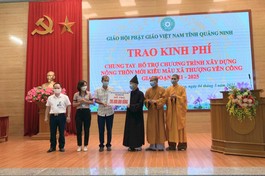 Ban Trị sự GHPGVN tỉnh Quảng Ninh trao kinh phí hỗ trợ xây dựng nông thôn mới kiểu mẫu - Ảnh: NL