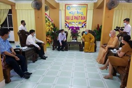 Lãnh đạo tỉnh Tiền Giang chúc mừng Phật đản đến chư tôn đức Tăng Ni, Phật tử