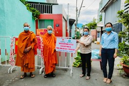 Chư Tăng tại tịnh xá Ngọc Minh trao 50 phần quà đến các hộ dân khó khăn trong khu vực phong tỏa