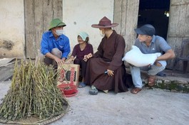 Chùa Kim Liên, huyện Yên Thành trao 100 phần quà đến gia đình nghèo, khó khăn