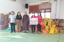 Phật giáo tỉnh Bình Dương tặng quà đến bà con bị ảnh hưởng bởi dịch Covid-19