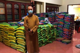 Chùa Phước Hải trao quà đến người dân khó khăn do ảnh hưởng bởi dịch Covid-19