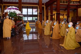 Chư Tăng bố-tát, thính giới tại Việt Nam Quốc Tự (29-6-Canh Tý) - Ảnh: Bảo Toàn/BGN