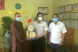 Lãnh đạo UBND huyện Càng Long thăm và chúc mừng lễ Vu lan - Báo hiếu
