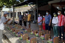 Chùa Tâm Thành tặng quà đến các công nhân thất nghiệp ở trọ
