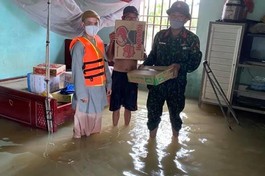 Chùa Yên Thái trao nhu yếu phẩm cứu trợ đến người dân vùng bị ngập lụt