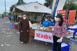 Hỗ trợ nhiên liệu và thức ăn cho người ở vùng dịch trở về quê