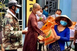 Chùa Thiên Xá trao 1 tấn gạo đến người nghèo
