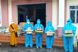 Đại đức Thích Quảng Phước, Trưởng ban Trị sự Phật giáo huyện Chư Sê trao quà tại một điểm cách ly y tế
