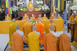 Đại diện Ban Trị sự Phật giáo quận 4 cung thỉnh Ban Chức sự trường hạ